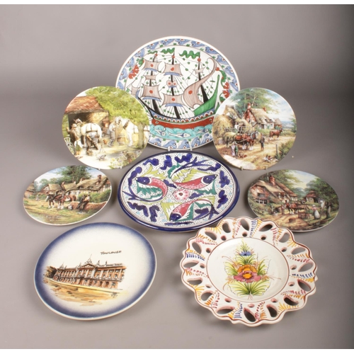 486 - A quantity of wall plates - to include three Wedgwood 'Country Days' Collectors plates, a Royal Doul... 