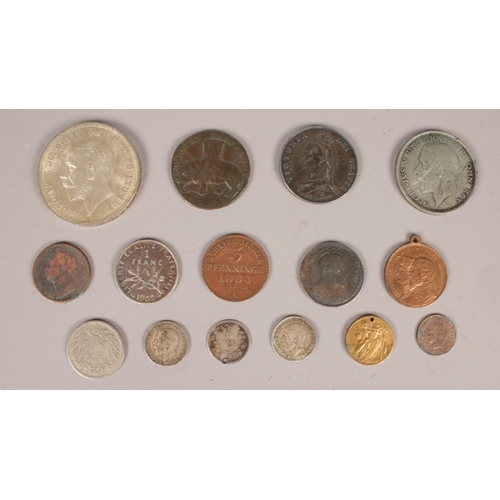 221 - A quantity of coins. Including 1887 Victorian shilling, 1792 Coventry half penny, 1935 crown, silver... 