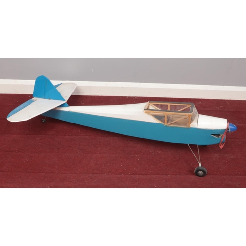 396 - A light model airplane. Comprising of a single propeller /engine to the nose, two front wheels and o... 