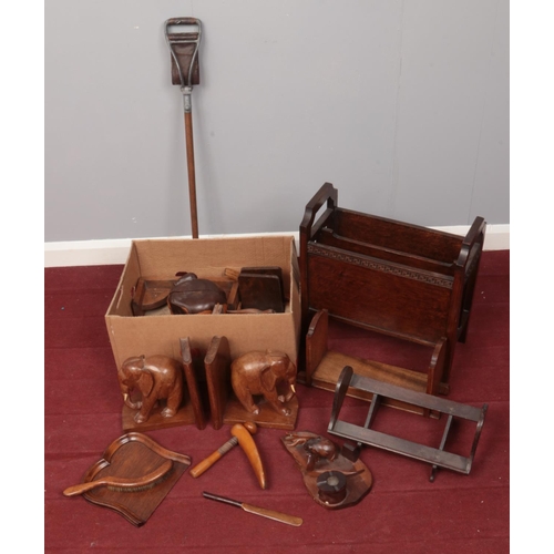 483 - A box of wooden wares. Including bookends, magazine rack, desk tidy, crumb scoop, etc.