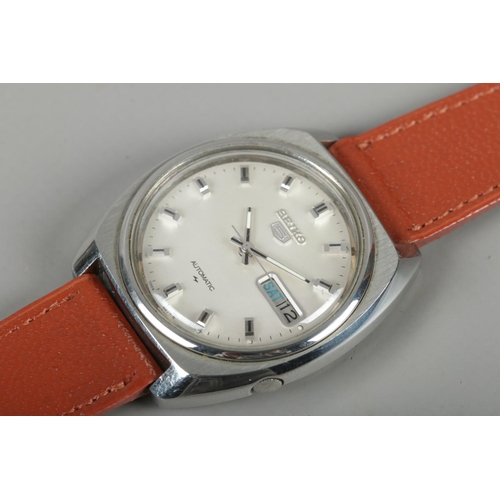378 - A Seiko 5 automatic Gent's wristwatch, with day and date markers, on brown leather strap. Base of di... 