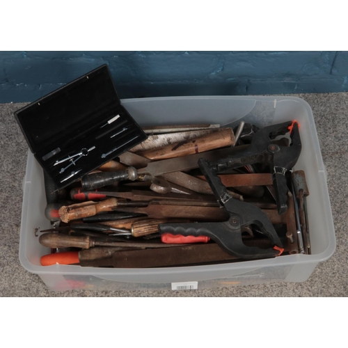 194 - A large quantity of vintage tools; to include saws, spirit level and woodworking files.