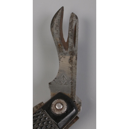 395 - A WWII multi-bladed pocket knife, displaying broad arrow mark and 1940 on one blade. 16cm long inclu... 