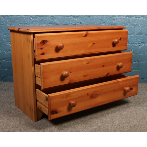 423 - A modern pine chest of three drawers. H: 60cm W:81cm D: 38cm.