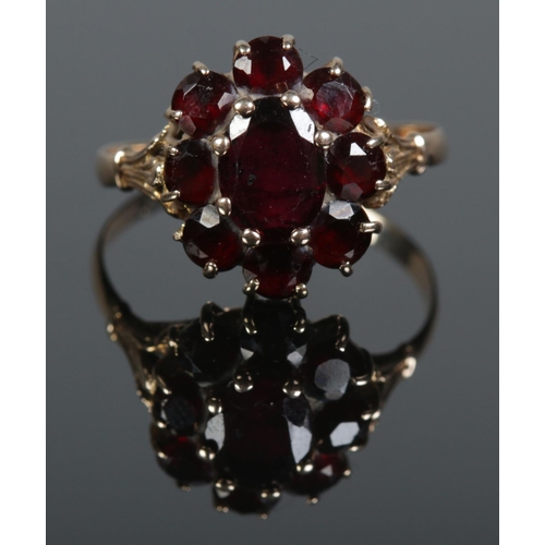 108 - A 9ct gold garnet cluster ring. Size Q 1/2. 3.07g.