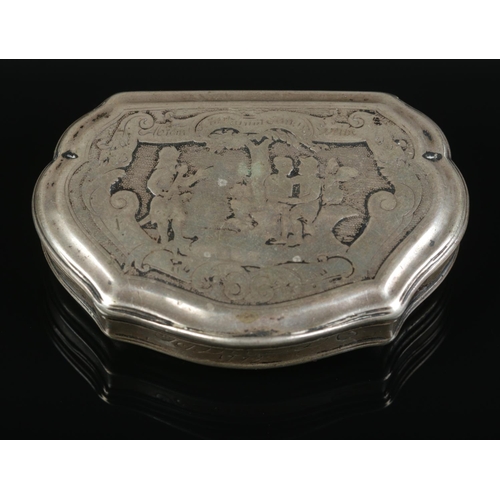 127 - A Continental silver snuff box decorated with a scene depicting lovers. Inscription date for 1773. 5... 