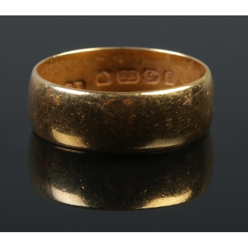 497 - A 22ct gold wedding band. Size N. 5.96g.