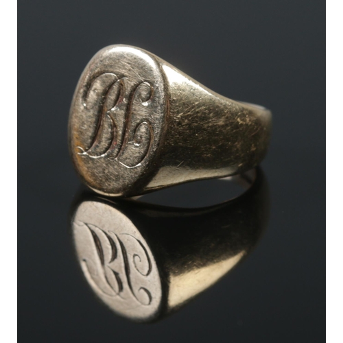 499 - A 9ct gold signet ring with monogrammed panel. Size J 1/2. 9.71g.