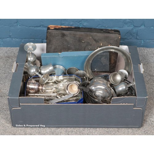 258 - A collection of assorted metalwares, to include examples from Viners, cased cutlery, presentation pl... 