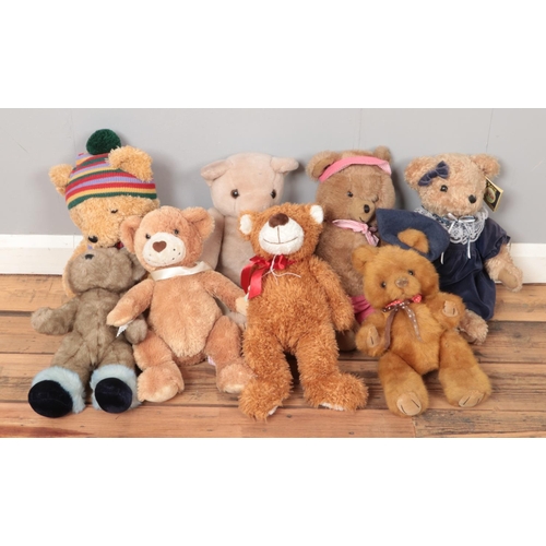 271 - Eight collectable teddy bears, including example with growler, Russ Berrie and Gund etc.