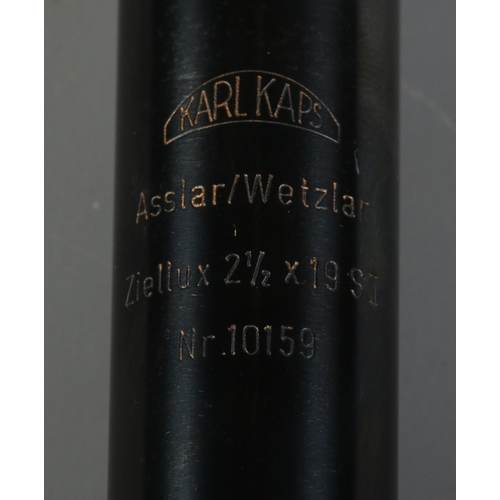 415 - A Karl Kaps Asslar/Wetzlar Ziellux 2½ x 19S II Scope. 26cm long.