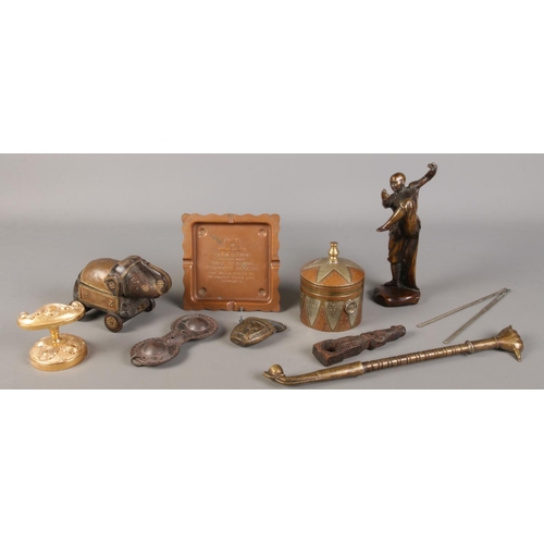 87 - A collection of assorted metalwares, to include copper ashtray, novelty elephant and twin handled li... 