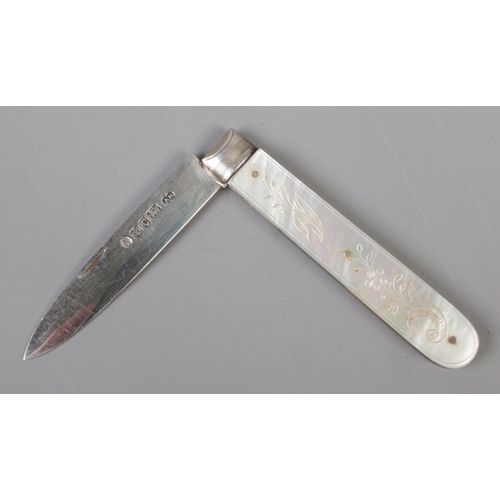 467 - A Victorian mother of pearl handled fruit knife with silver blade assayed Sheffield 1846.