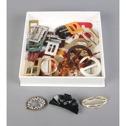 142 - A quantity of miscellaneous belt buckles and hair accessories.