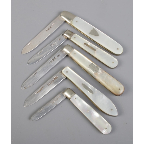 364 - Five silver bladed and mother of pearl folding fruit knives. All assayed for Sheffield, 1911, by mak... 