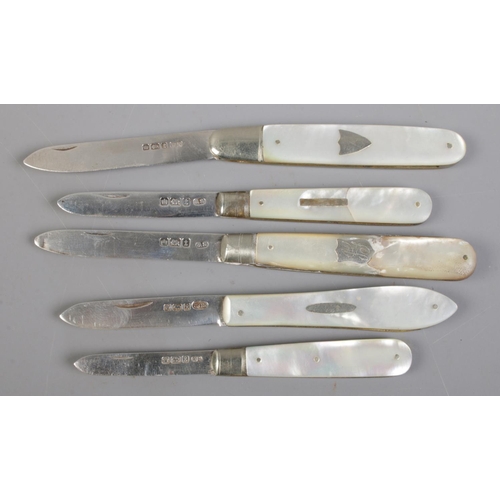 364 - Five silver bladed and mother of pearl folding fruit knives. All assayed for Sheffield, 1911, by mak... 