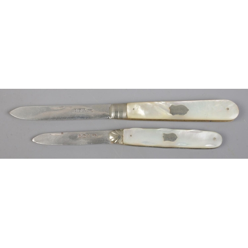 368 - Two silver bladed and mother of pearl fruit knives. Both assayed for Sheffield, 1908, by William Nee... 