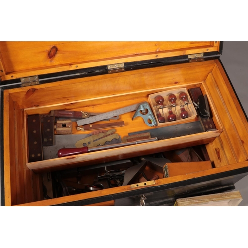 194 - A painted carpenters chest with contents of various good quality tools. Includes planes, chisels, sa... 