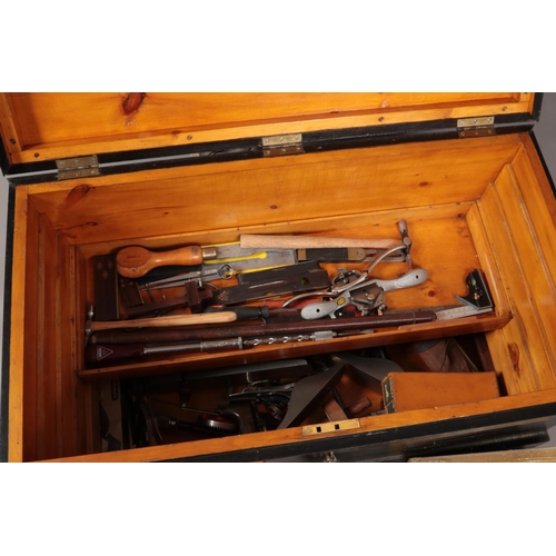 194 - A painted carpenters chest with contents of various good quality tools. Includes planes, chisels, sa... 