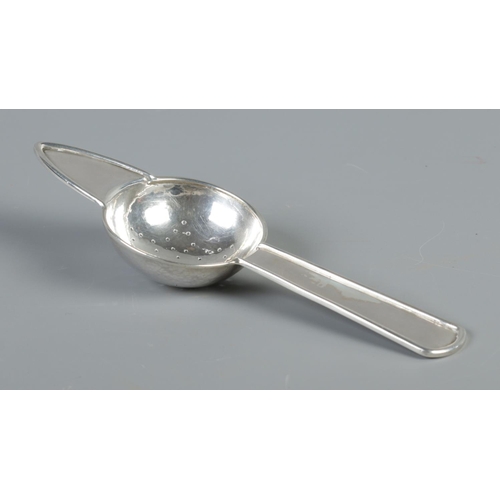 86 - A mid century silver tea strainer. Assayed Sheffield 1958 by Sheffield College of Arts and Crafts. 6... 