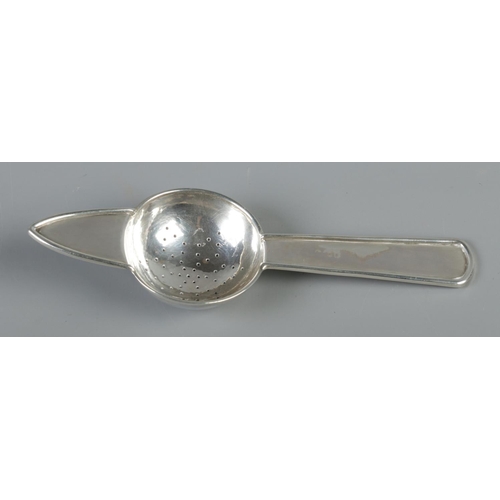 86 - A mid century silver tea strainer. Assayed Sheffield 1958 by Sheffield College of Arts and Crafts. 6... 