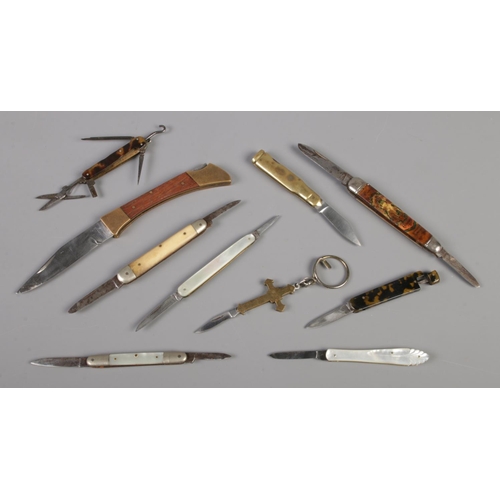 217 - A good collection of pocket and fruit knives, to include cartridge, bone and novelty crucifix exampl... 