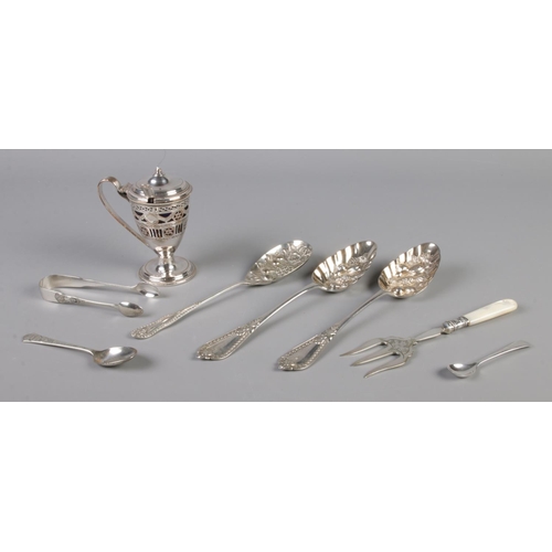 251 - A small collection of EPNS and silver plated items, to include berry spoons, sugar tongs, preserve p... 