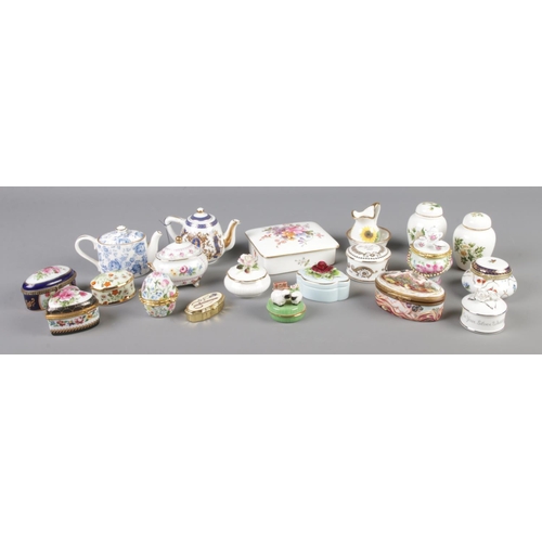 252 - A large collection of mainly ceramic trinket boxes, to include large Royal Crown Derby example, alon... 