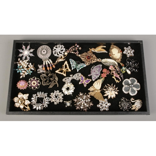 162 - A large tray containing a good selection of costume jewellery brooches (approximately 34).