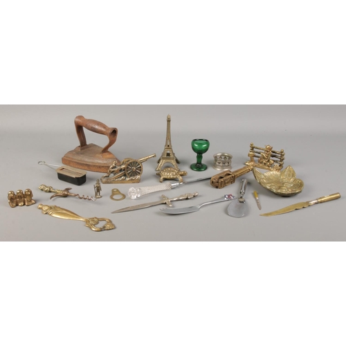 180 - A good assortment of collectables, to include letter openers, letter rack, flat iron and assorted br... 