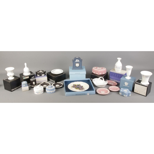 185 - A quantity of Wedgwood ceramics. Including jasperware, Angela pattern, cabinet plate, etc.