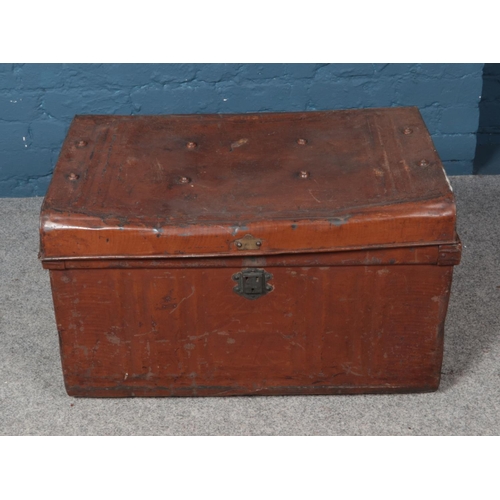 325 - A large steamer tin trunk. Dimensions approx. 73.5cm x 50cm x 46cm.