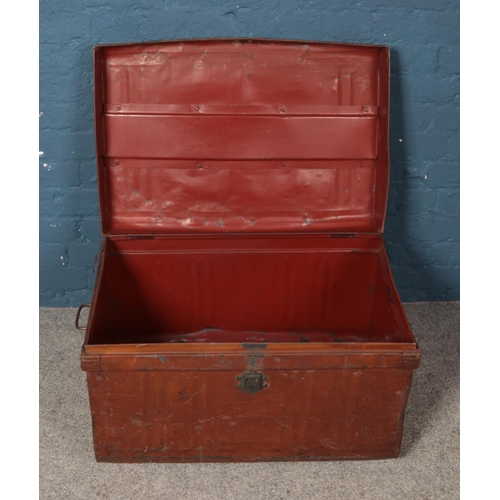 325 - A large steamer tin trunk. Dimensions approx. 73.5cm x 50cm x 46cm.