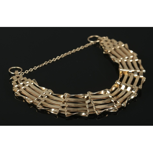 435 - A 9ct Gold gate bracelet. Weight: 9.16g