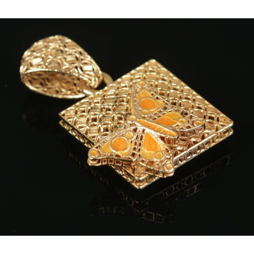 441 - An 18ct Gold openwork square pendant with butterfly. Total weight: 5.85g