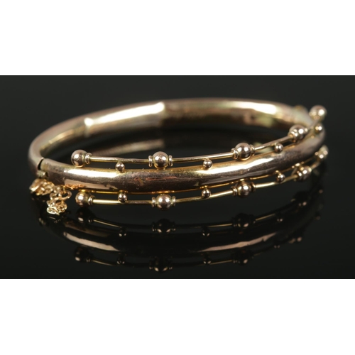 443 - A Victorian yellow metal hinged bangle, with inscription to the inside of the band, dated 1890. Tota... 