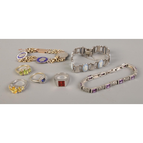 449 - A small collection of assorted silver and white metal jewellery, to include dress rings, sixpence br... 