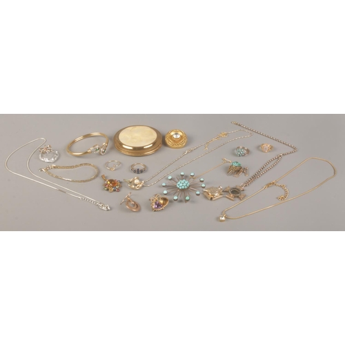 451 - A quantity of assorted jewellery, to include dress rings, pendants, brooches, chains and powder comp... 