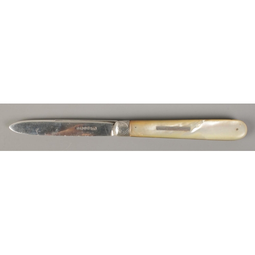 465 - A Victorian fruit knife with mother of pearl scales and silver blade. Assayed Sheffield 1883 by Thom... 