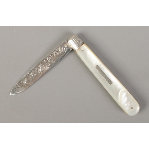 468 - A Victorian fruit knife with mother of pearl scales and silver blade. Assayed Sheffield 1895 by Arth... 