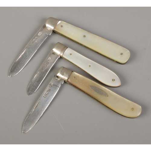 491 - Three silver bladed and mother of pearl fruit knives. All assayed for Sheffield, 1920, 1921 and 1931... 