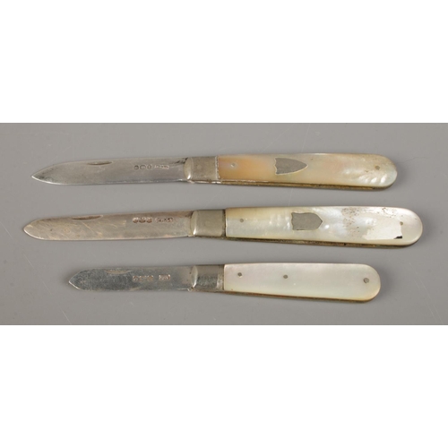 492 - Three silver bladed and mother of pearl fruit knives, two with blank crests to the body. All assayed... 