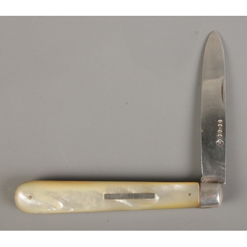 498 - A large Victorian silver bladed and mother of pearl fruit knife with monogrammed bar insert inscribe... 