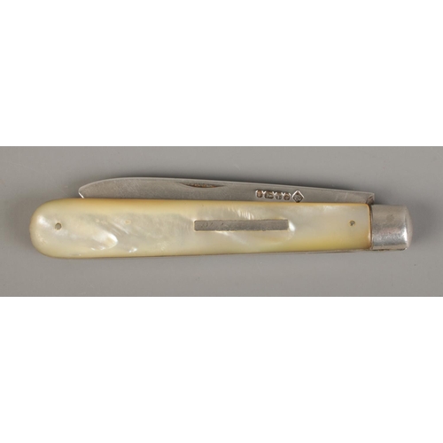 498 - A large Victorian silver bladed and mother of pearl fruit knife with monogrammed bar insert inscribe... 