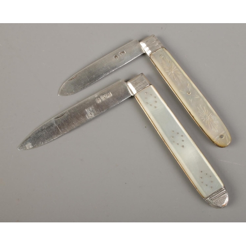 502 - Two Georgian silver bladed and mother of pearl folding fruit knives, with larger example bearing hal... 