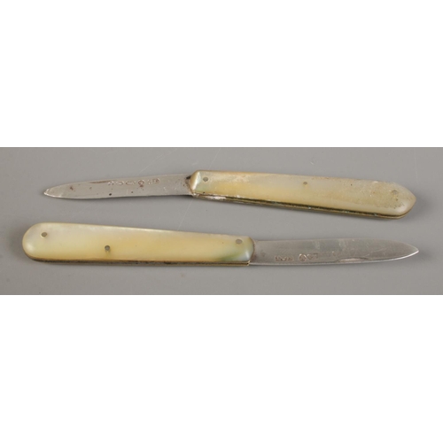 504 - Two Victorian silver bladed and mother of pearl folding fruit knives. One assayed for Birmingham, 18... 