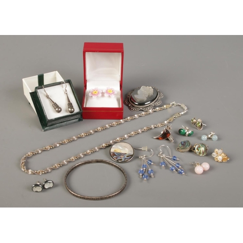 507 - A collection of mostly silver jewellery, to include Charles Horner bangle (Chester, 1942) silver nec... 