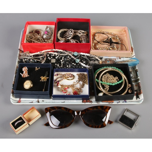 125 - A tray of mostly costume jewellery. Including necklaces, earrings, chains, bangles, etc.