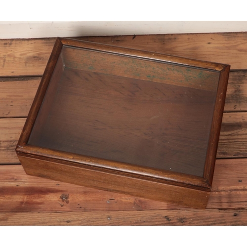 509 - An oak tabletop bijouterie cabinet. Approx. dimensions 48cm x 36cm.