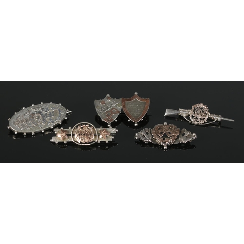 320 - A collection of five silver and white metal brooches. To include three Mizpah and 'Good Luck' exampl... 